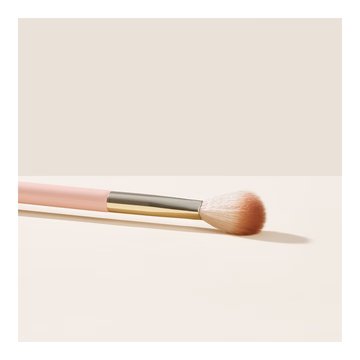 RARE BEAUTY Positive Light Precision Highlighter Brush