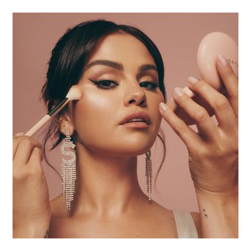 RARE BEAUTY Positive Light Precision Highlighter Brush